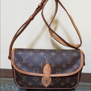 **100% Authentic Louis Vuitton Gibeciere PM** used